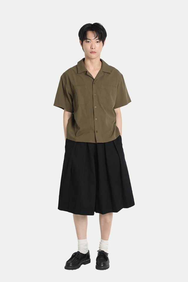 JAKOBI CAMP COLLAR SAFARI SHIRT IN OLIVE
