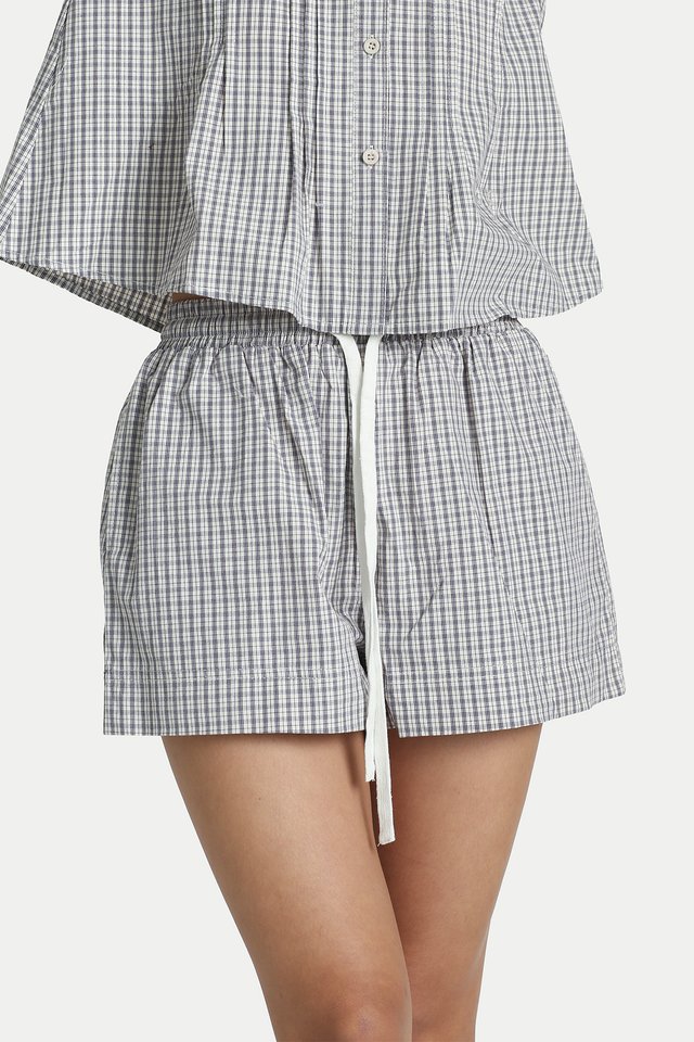 HENA RELAXED SHORTS IN PORCELAIN CHECKS