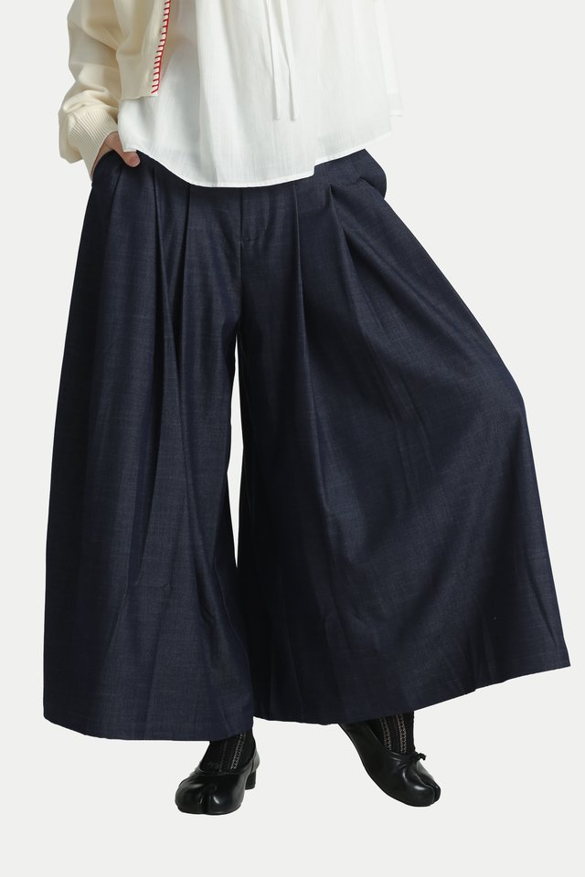 IZUMI PLEATED HAKAMA PANTS IN DARK CHAMBRAY