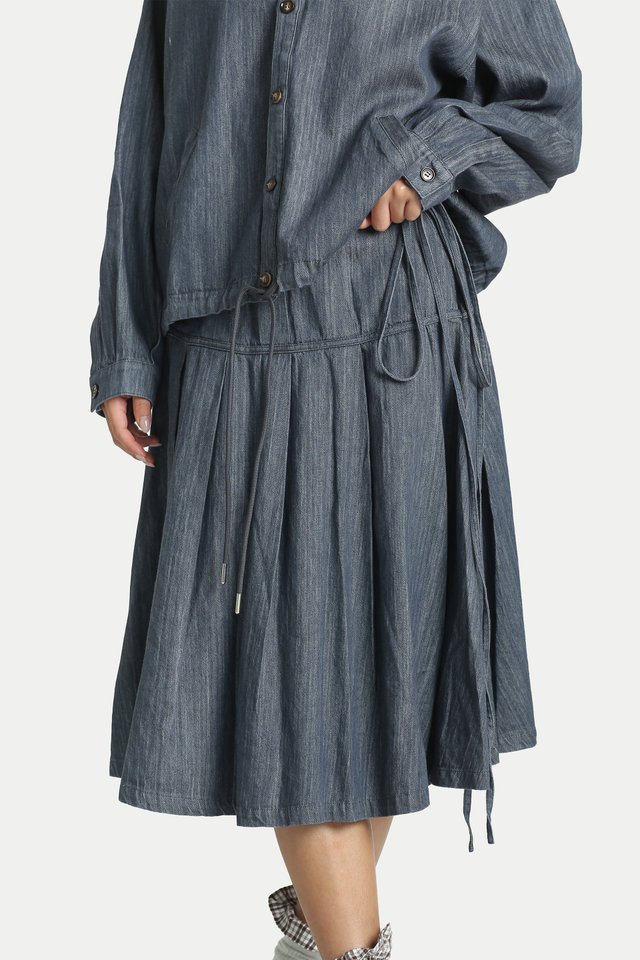 ATSUKO PLEATED MIDI SKIRT IN VINTAGE DENIM