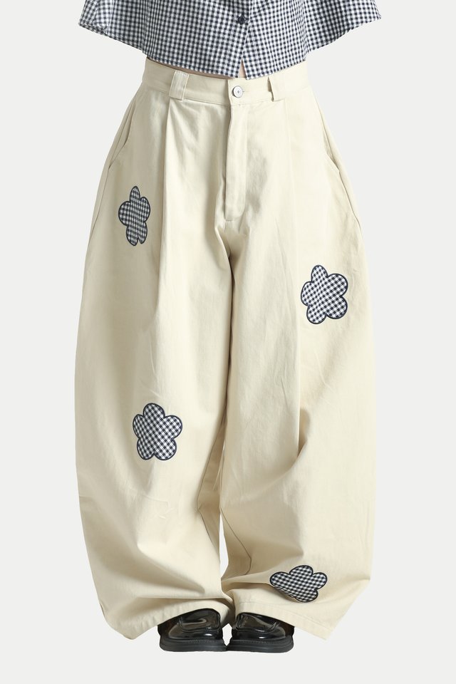 NYSSA FLOWER CURVED LEG PANTS IN CREAM