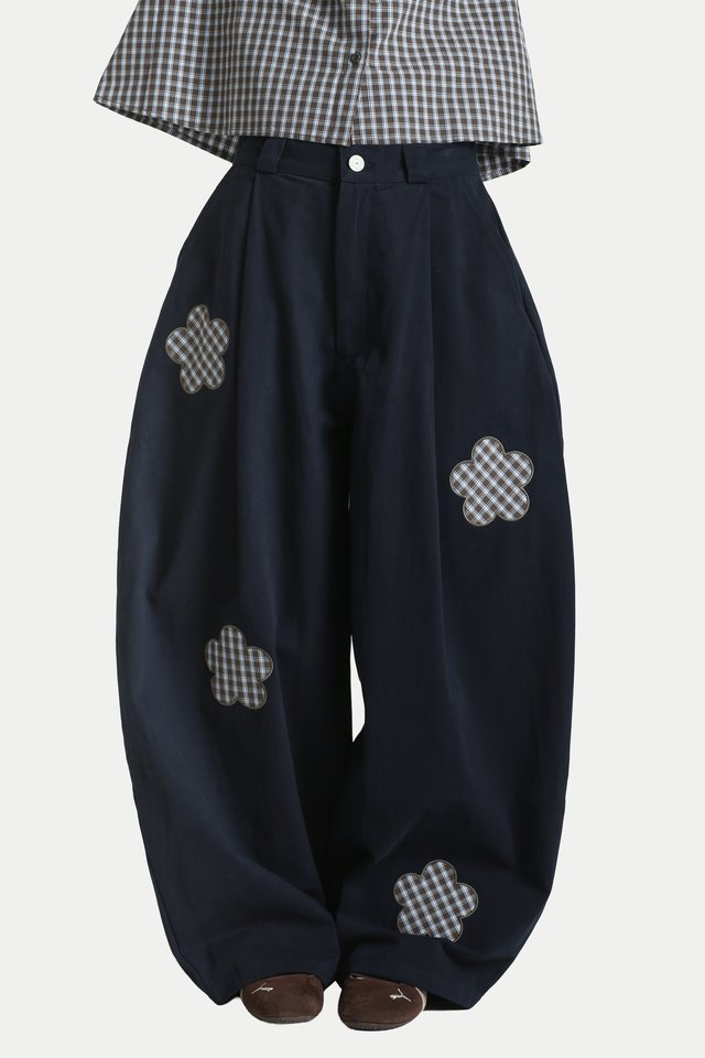 NYSSA FLOWER CURVED LEG PANTS IN NAVY