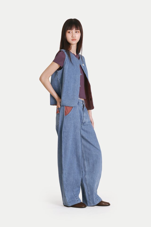 KENTA CONTRAST DENIM BARREL LEG JEANS IN MID WASH/RED CHECKS