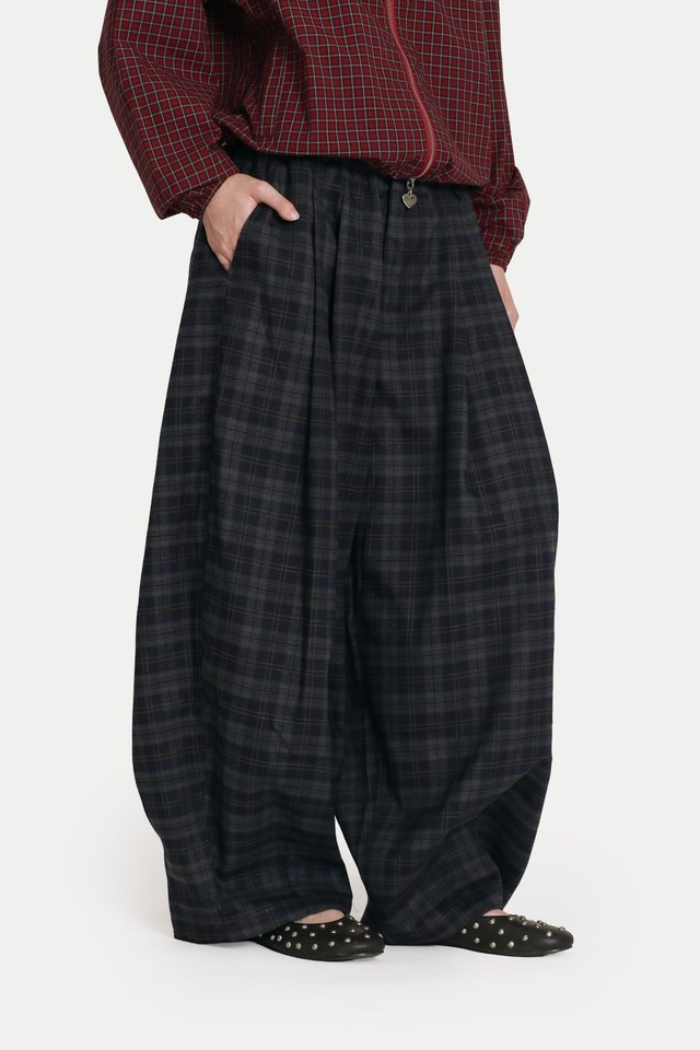 KOUTA PARACHUTE PANTS IN INK CHECKS