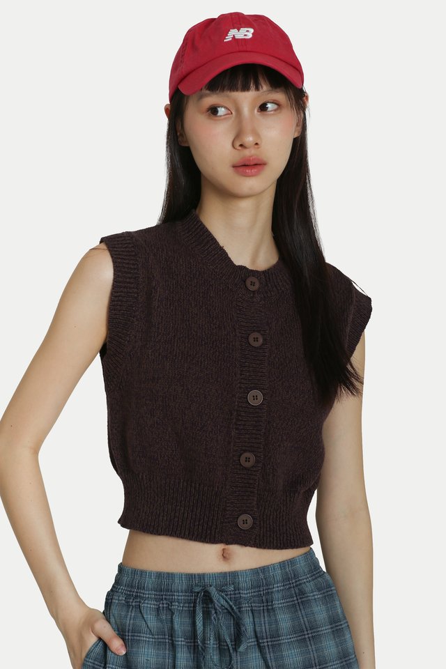 ITO KNITTED CROP VEST IN BROWNIE