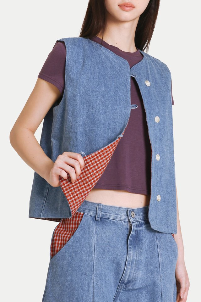 REED DENIM REVERSIBLE VEST IN MID WASH/RED CHECKS