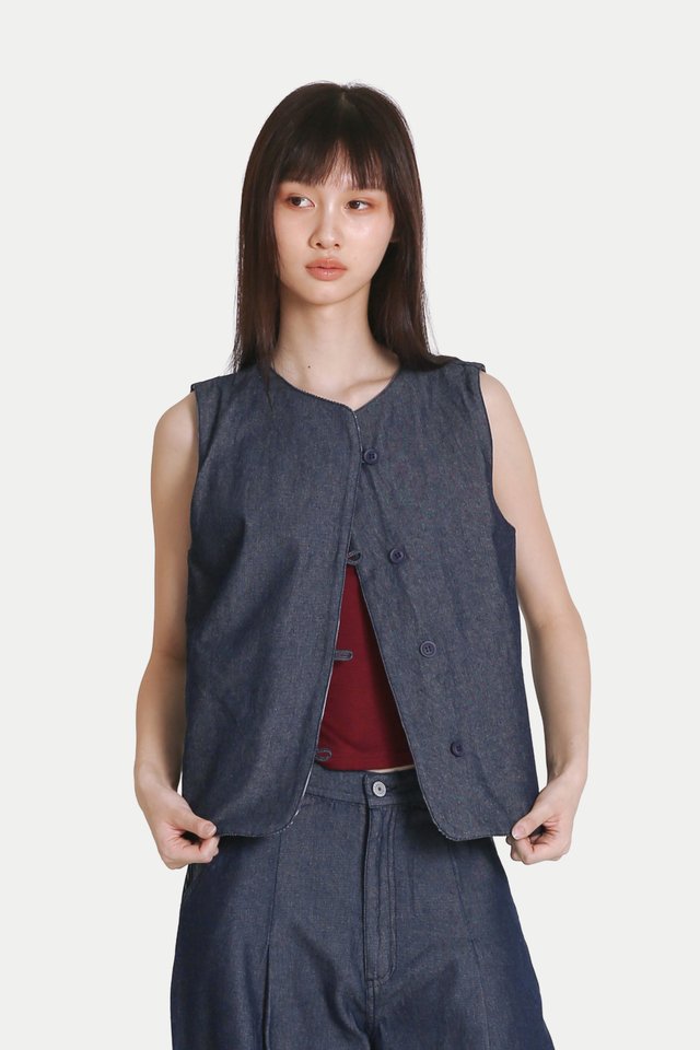 REED DENIM REVERSIBLE VEST IN VINTAGE WASH/HICKORY STRIPE