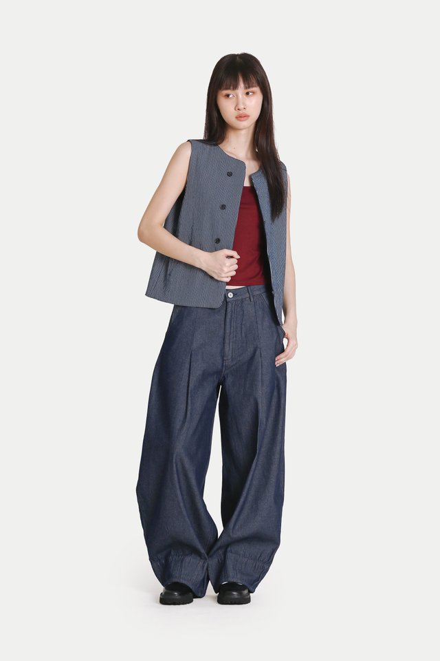 REED DENIM REVERSIBLE VEST IN VINTAGE WASH/HICKORY STRIPE