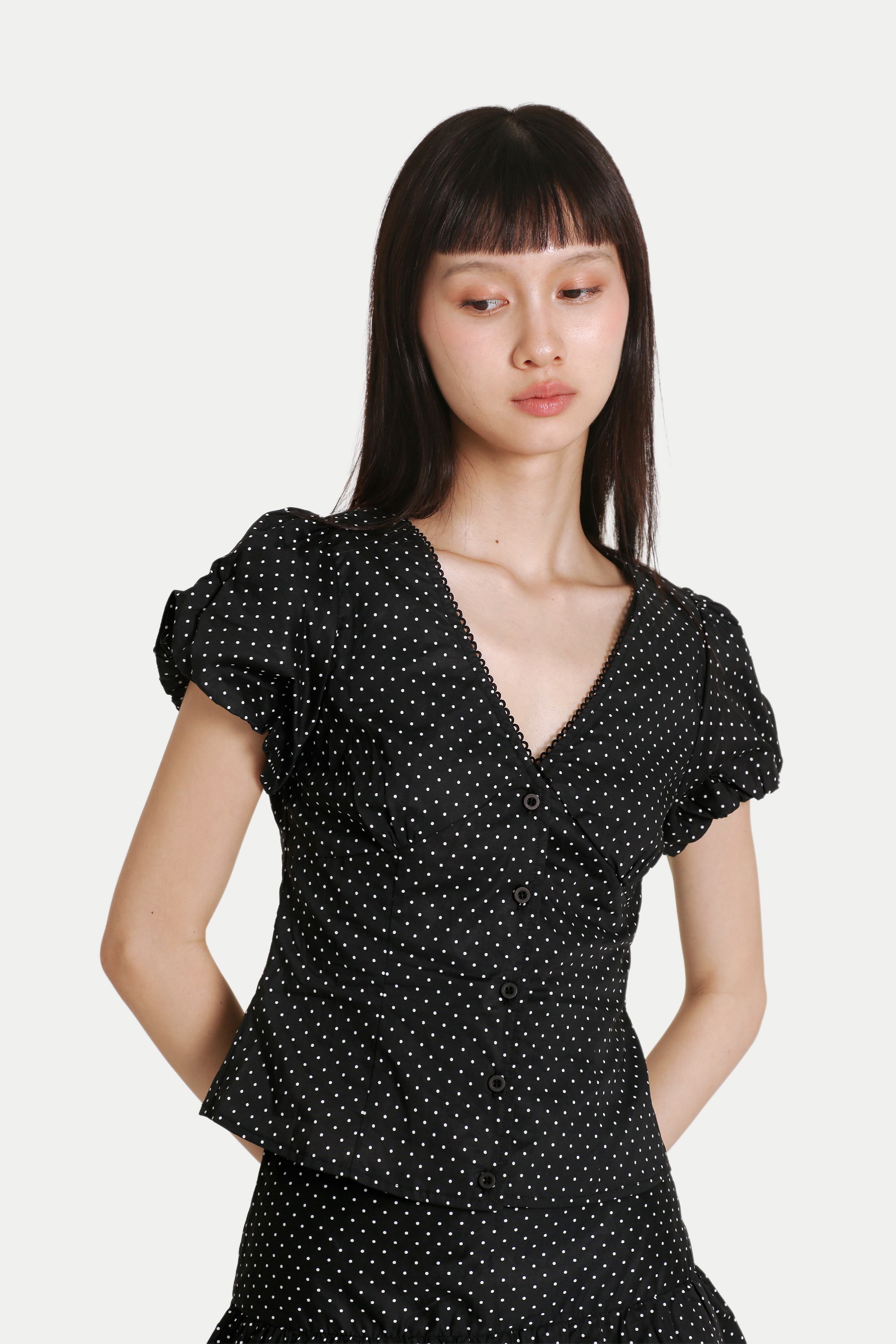JOSETTE V-NECK PUFF SLEEVE TOP IN BLACK DOTS