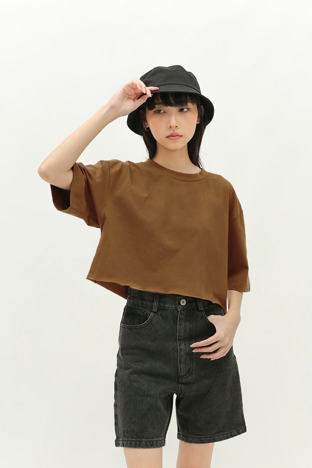 CAMMI CROP T-SHIRT IN TOFFEE